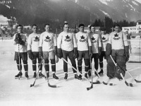 Спорт - Первая зимняя Олимпиада в 1924 году в Шамони, Франция.    Хоккейная сборная Канады