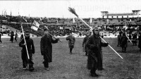 Спорт - Пленные немцы приводят в порядок футбольное поле в перерыве матча между 