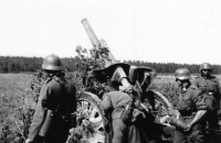 Военная техника - Расчет немецкой гаубицы leFH18