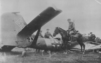 Военная техника - Красноармейцы рядом со сбитым немецким пикирующим бомбардировщиком Ю-87D (Ju-87D), район Курска.