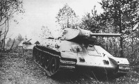 Военная техника - Танки Т-34 выдвигаются на позиции на Северо-Западном фронте