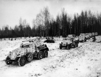 Военная техника - Советские бронеавтомобили БА-10А (первый бронеавтомобиль в колонне) и БА-6 выдвигаются на боевые позиции. Зима 1941 — 1942 гг.