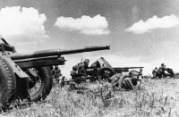 Военная техника - Батарея советских 45-мм противотанковых пушек готовится открыть огонь.