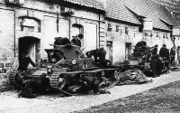 Военная техника - Экипажи 4-го Королевского танкового полка приводят в порядок свои танки «Матильда I»