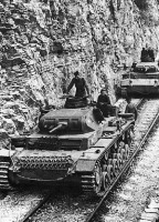 Военная техника - Колонна танков Pz.III 2-й танковой дивизии Вермахта движется по железнодорожным путям в горной местности. Греция, май 1941 года