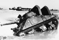 Военная техника - Танк М4 «Шерман» из 70-го танкового батальона, оборудованный для преодоления вброд полосы прибоя, подбитый на участке «Юта» в Нормандии 6 июня 1944 года