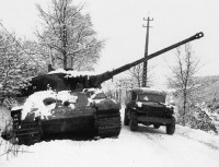 Военная техника - Подбитый «Королевский тигр» из 501-го тяжелого танкового батальона СС, оставленный немцами на обочине дороги в Арденнах. 1944 год