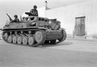 Военная техника - Американские военнослужащие на трофейном немецком легком танке Pz.II,Тунис