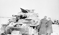 Военная техника - Член Военного совета Н.С. Хрущев осматривает трофейный немецкий танк в Сталинграде