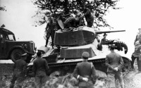 Военная техника - Сотрудники министерства пропаганды III рейха осматривают захваченный советский легкий танк Т-26