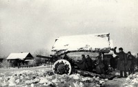 Военная техника - Расчет полковой пушки на боевой позиции под Москвой