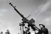 Военная техника - Командир отделения зенитных пулеметчиков ведет наблюдение на Малаховом кургане