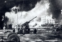 Военная техника - Зенитная артиллерия ведет огонь по немецким самолетам