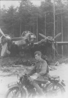 Военная техника - Советский старшина на трофейном мотоцикле возле разбитого немецкого самолета Ю-88