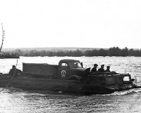 Военная техника - Гусеничный плавающий транспортер на Хопре во время половодья
