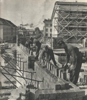 Тарту - Ударники советского труда строят здание по адресу Рииа 9 в Тарту