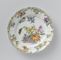Предметы быта - Фарфоровое блюдо с цветами и бабочками, 1765