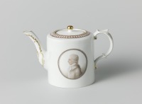 Предметы быта - Фарфоровый чайник с мужским портретом
