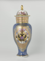 Драгоценности, ювелирные изделия - Фарфоровая ваза Петра II с Российским гербом