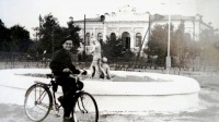 Кантемировка - На фоне здания ж.д.вокзала Кантемировка