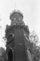 Рамонь - Башня с часами на воротах замка Ольденбургских