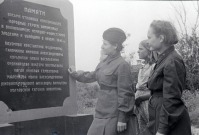 Волоколамск - Группа девушек у памятника воинам, погибшим в боях за Волоколамск
