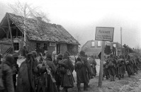 Калининградская область - Пехота марширует по поселению Kussen (Весново) 30 января 1945 г.