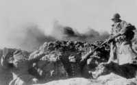Калининградская область - Красноармеец берет в плен немецких солдат (возможно из «Фольсксштурма») в окопе под Кенигсбергом.