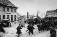Калининградская область - Советские солдаты проходят через немецкую деревню на подступах к Кенигсбергу.
