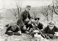 Калининградская область - Оберфельдфебель дивизии «Великая Германия» обучает фольксштурм Восточной Пруссии стрельбе из пулемёта MG-42.