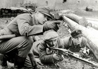 Калининградская область - Кёнигсберг. Оберфельдфебель дивизии «Великая Германия» обучает фольксштурм Восточной Пруссии стрельбе из пулемёта MG-42.
