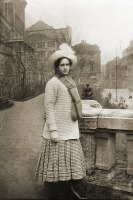 Калининград - Калининград (до 1946 г. Кёнигсберг). Девушка на променаде Королевского замка