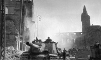 Калининград - Советская САУ ИСУ-152 «Зверобой» на улице взятого Кенигсберга.
