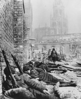 Калининград - Советские солдаты спят, отдыхая после боев, прямо на улице взятого штурмом Кенигсберга.