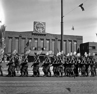 Калининград - Кёнигсберг. Нацистский «Трудовой фронт» марширует напротив Дома Шлагетера