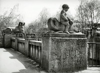 Калининград - Скульптурная композиция из камня на водосбросе канала Валльграбен в парке Восточной ярмарки.