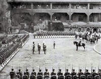 Калининград - Император Вильгельм II вручает знамя сапёрному батальону князя Радзивилла во дворе Королевского замка.