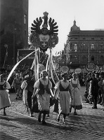 Калининград - Кёнигсберг. Праздничное шествие по замковой площади возле восточного флигеля Королевского замка