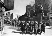 Калининград - Колонна немецких военнопленных возле памятника Вильгельму I