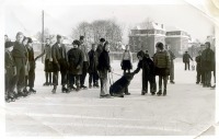 Калининград - Дети со львёнком на катке кёнигсбергского зоопарка