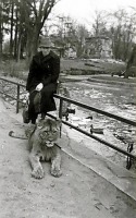 Калининград - Фрайин Хельга фон Ховербек (нем. Freiin Helga von Hoverbeck) со львёнком в зоопарке.