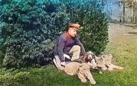 Калининград - Кёнигсбергский зоопарк. Смотритель с молодыми полугодовалыми львятами «Паша» и «Грета». Фото май 1914 года.