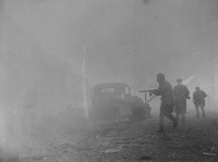 Калининград - Красноармейцы у разбитого грузовика на улице Кенигсберга во время боев за город.