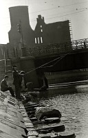 Калининград - Рыбаки у Дровяного моста на фоне развалин Кафедрального собора.