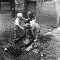 Калининград - Дети в центре Кёнигсберга пьют воду из водоразборной колонки.