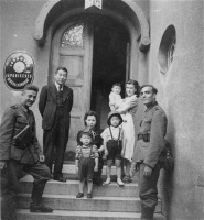 Калининград - Японский консул Тиунэ Сугихара с семьей, прислугой у входа в консульство в Кёнигсберге.