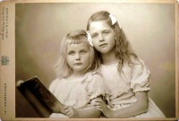Калининград - Кёнигсберг. Портрет двух девочек с книгой.