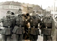 Калининград - Кёнигсберг. Солдаты возле DOK (Германо-восточная ярмарка в Кёнигсберге).
