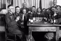 Калининград - Авиаторы Люфтваффе пьют пиво «Понарт».
