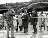 Калининград - Калининград. Председатель горисполкома Д.В. Романин перерезает ленточку на открытии эстакадного моста через реку Преголя. Фото 5 ноября 1972 года.